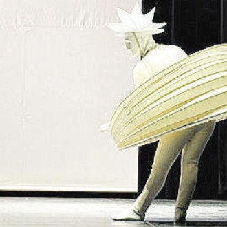 Figurinos de Ozenir Ancelmo para a Bailarina Juliana Morais, em Balé Triádico da Bauhaus